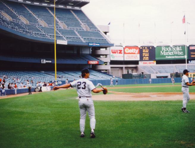 Don Mattingly preparing for a game